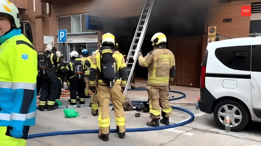Tragedia bajo tierra: el incendio que reabrió el debate sobre los coches eléctricos 2 bomberos 1