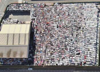Abandona 7.000 toneladas de residuos textiles en dos naves de Almassora sin permiso de los propietarios