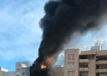 Tres bomberos resultan heridos leves en el incendio de Castelló de la Plana