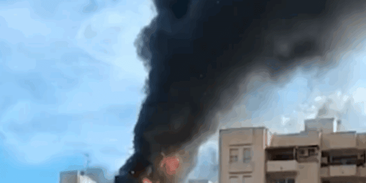 Tres bomberos resultan heridos leves en el incendio de Castelló de la Plana