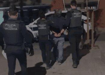 Hombre de 55 años detenido anoche tras quemar 8 contenedores en Benicalap