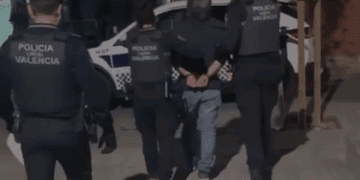 Hombre de 55 años detenido anoche tras quemar 8 contenedores en Benicalap