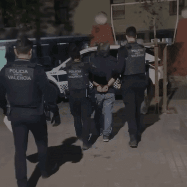 Hombre de 55 años detenido anoche tras quemar 8 contenedores en Benicalap 1 Hombre de 55 años detenido anoche tras quemar 8 contenedores en Benicalap