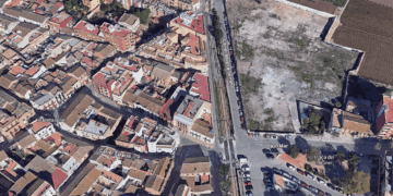 Quejas de vecinos de l’Almàssera por la nueva alarma sonora de uno de los pasos a nivel de MetroValencia