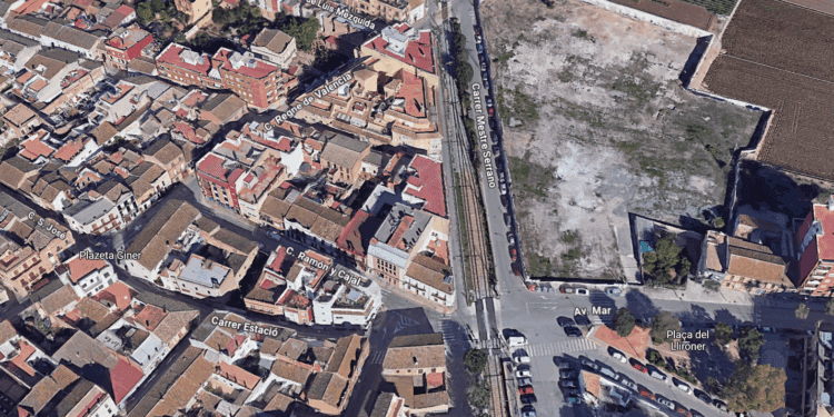 Quejas de vecinos de l’Almàssera por la nueva alarma sonora de uno de los pasos a nivel de MetroValencia