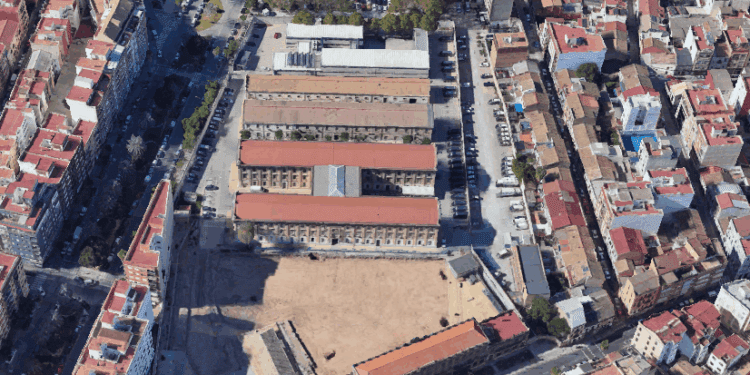 Detenido un interno por provocar un incendio en el CIE de Zapadores en Valencia 1 Un incendio en el CIE de Zapadores acaba con tres policías atendidos por inhalación de humo