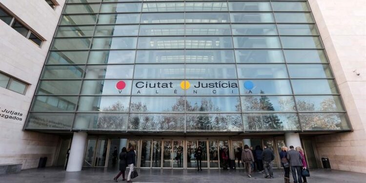 El juzgado de Catarroja deja visto para sentencia el juicio contra un taurino de Albal por amenazas a un activista antitaurino 1 El CGPJ acuerda medidas de apoyo para reforzar 23 juzgados con competencias en materia de violencia sobre la mujer
