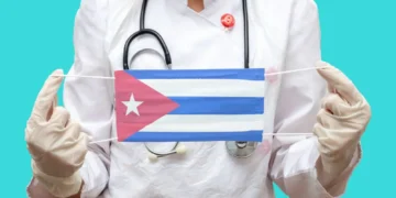 Cientos de médicos cubanos homologados en España, atrapados por un bloqueo político, exigen una solución urgente para poder ejercer