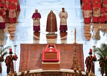 El Papa Francisco I ha sido trasladado a la Basílica de San Pedro para la visita de los fieles