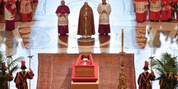 El Papa Francisco I ha sido trasladado a la Basílica de San Pedro para la visita de los fieles