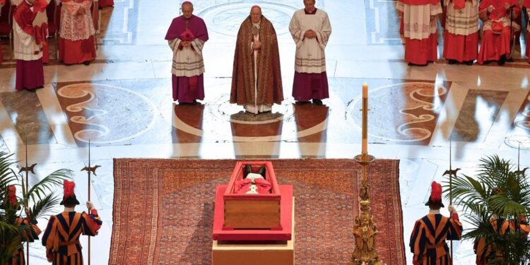 El Papa Francisco I ha sido trasladado a la Basílica de San Pedro para la visita de los fieles