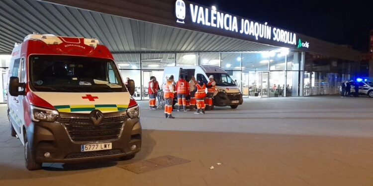 Decenas de personas pasan la noche en las estaciones de tren de Joaquín Sorolla y la del Norte tras el apagón ibérico