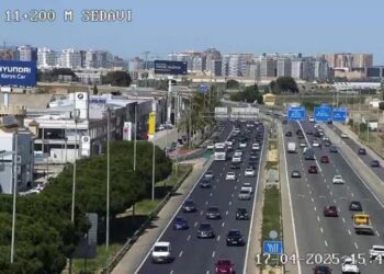 Nueve kilometros de retenciones en la pista de Silla por un accidente y la operacion salida de Semana Santa