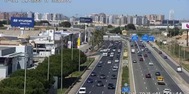 Nueve kilometros de retenciones en la pista de Silla por un accidente y la operacion salida de Semana Santa 1 Nueve kilometros de retenciones en la pista de Silla por un accidente y la operacion salida de Semana Santa