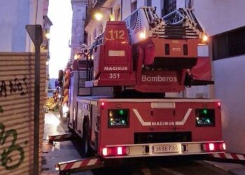 Un patinete eléctrico provoca un incendio en Elig con dos heridos y más de una decena de vecinos evacuados