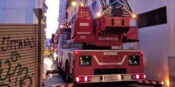 Un patinete eléctrico provoca un incendio en Elig con dos heridos y más de una decena de vecinos evacuados