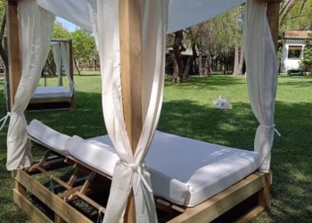 El Campello apuesta por el lujo en sus playas con la instalación de camas balinesas