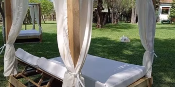 El Campello apuesta por el lujo en sus playas con la instalación de camas balinesas