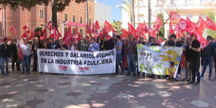 El sector del azulejo se moviliza en Castelló contra el bloqueo del convenio colectivo 1 El sector del azulejo se moviliza en Castelló contra el bloqueo del convenio colectivo