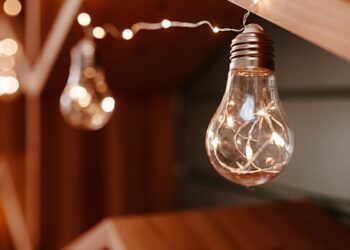 Sin luz en media España, se ruega a la población no salir de casa. Apagón generalizado 8 OCU denuncia el incremento del 12% en la factura de la electricidad el mes de junio por las medidas contra el apagón