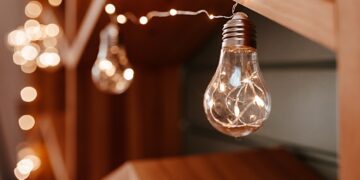 OCU denuncia que la factura eléctrica se ha encarecido un 7% en octubre