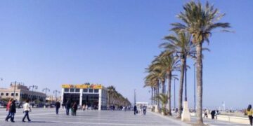 Abierta la convocatoria para autorizaciones de venta no sedentaria en el paseo marítimo del Cabanyal – verano 2025