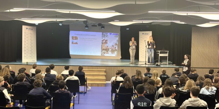 Más de 200 de alumnos de Secundaria asisten a un 'Vithas Aula Salud Colegios' sobre educación sexual