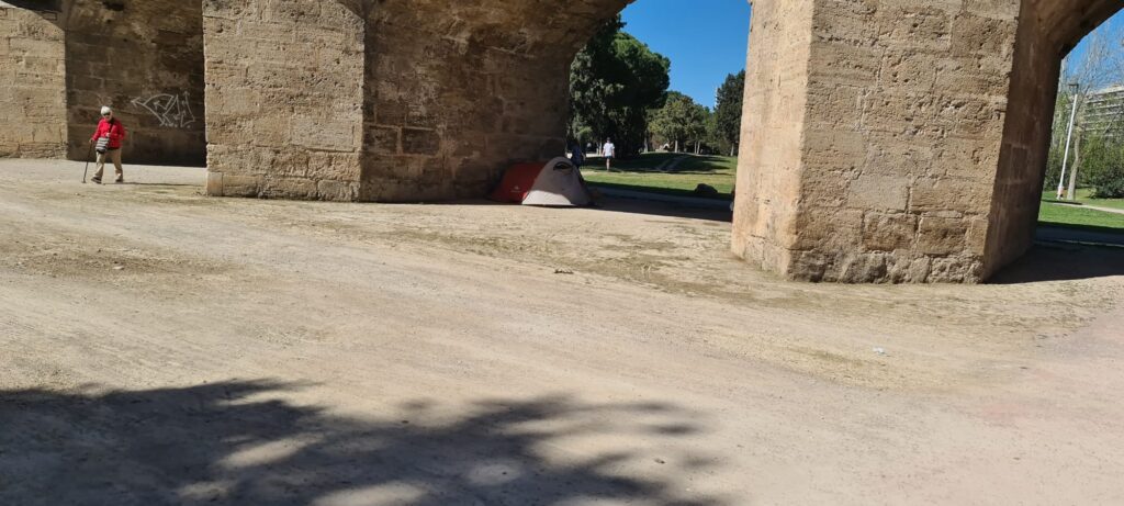 Vivir bajo el puente en Valencia: estanques, ratas y olvido, la triple corona del nuevo urbanismo valenciano 14 vivir bajo el rio indigentes en Valencia 2025 04 27 a las 12.43.20 cd9d66f1 1