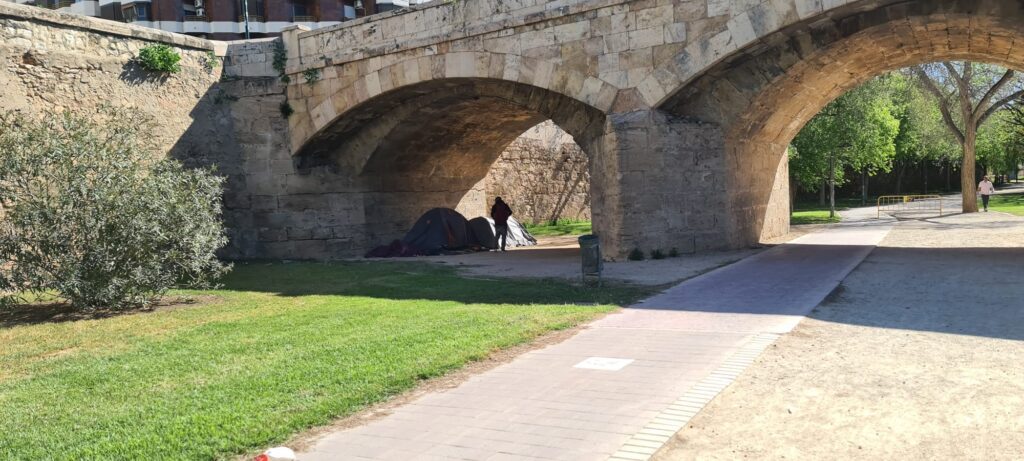Vivir bajo el puente en Valencia: estanques, ratas y olvido, la triple corona del nuevo urbanismo valenciano 9 vivir bajo el rio indigentes en Valencia 2025 04 27 a las 12.43.20 cd9d66f1 10