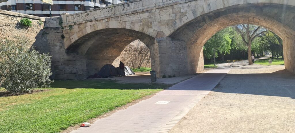 Vivir bajo el puente en Valencia: estanques, ratas y olvido, la triple corona del nuevo urbanismo valenciano 13 vivir bajo el rio indigentes en Valencia 2025 04 27 a las 12.43.20 cd9d66f1 14