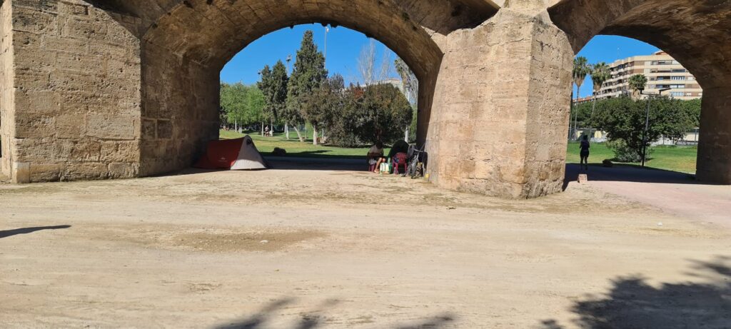 Vivir bajo el puente en Valencia: estanques, ratas y olvido, la triple corona del nuevo urbanismo valenciano 15 vivir bajo el rio indigentes en Valencia 2025 04 27 a las 12.43.20 cd9d66f1 2