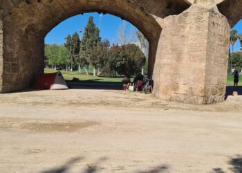 Vivir bajo el puente en Valencia: estanques, ratas y olvido, la triple corona del nuevo urbanismo valenciano