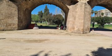 Vivir bajo el puente en Valencia: estanques, ratas y olvido, la triple corona del nuevo urbanismo valenciano