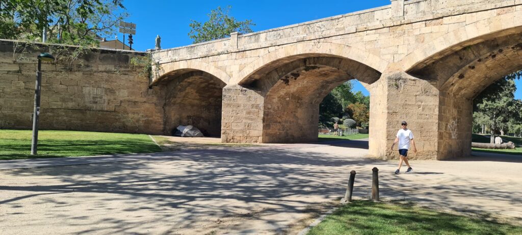 Vivir bajo el puente en Valencia: estanques, ratas y olvido, la triple corona del nuevo urbanismo valenciano 2 vivir bajo el rio indigentes en Valencia 2025 04 27 a las 12.43.20 cd9d66f1 3