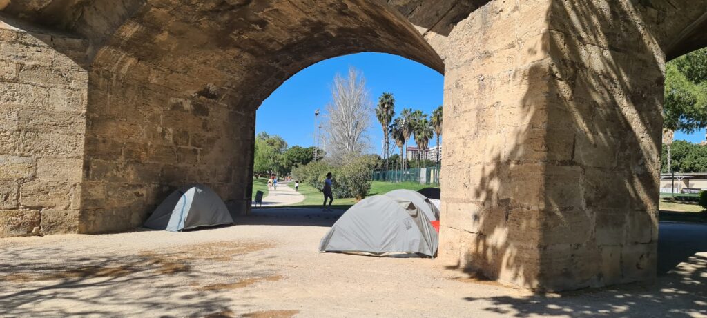Vivir bajo el puente en Valencia: estanques, ratas y olvido, la triple corona del nuevo urbanismo valenciano 3 vivir bajo el rio indigentes en Valencia 2025 04 27 a las 12.43.20 cd9d66f1 4