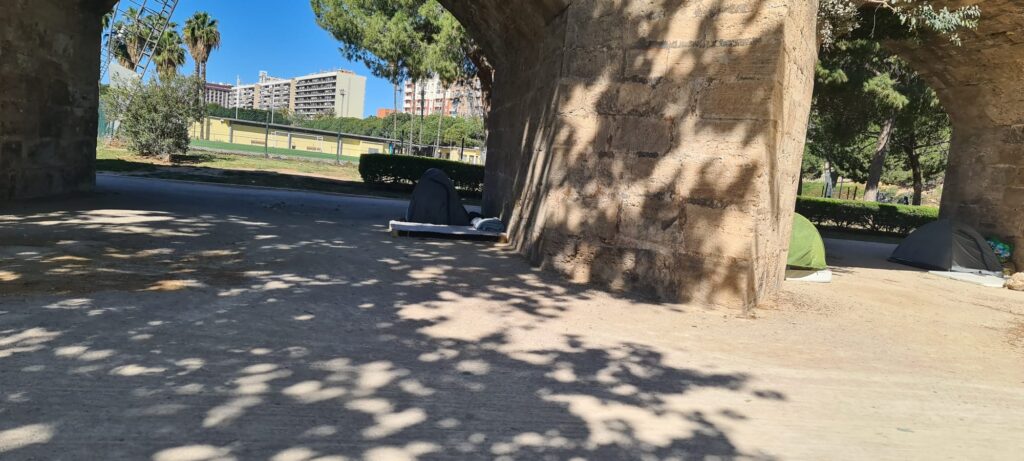 Vivir bajo el puente en Valencia: estanques, ratas y olvido, la triple corona del nuevo urbanismo valenciano 4 vivir bajo el rio indigentes en Valencia 2025 04 27 a las 12.43.20 cd9d66f1 5