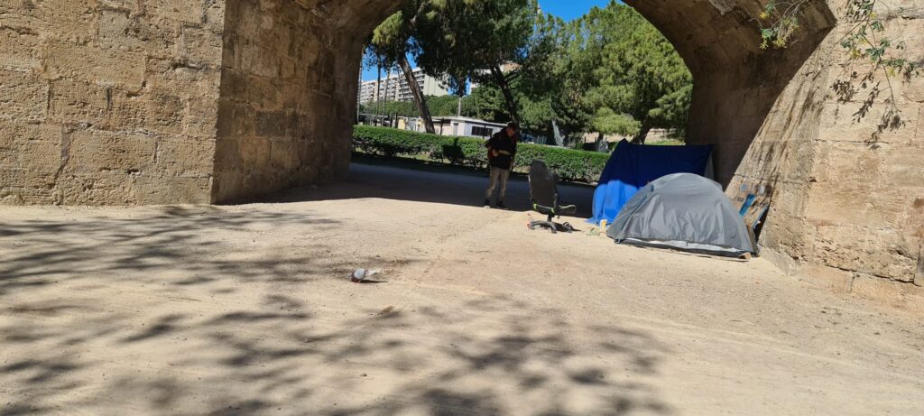 Vivir bajo el puente en Valencia: estanques, ratas y olvido, la triple corona del nuevo urbanismo valenciano 5 vivir bajo el rio indigentes en Valencia 2025 04 27 a las 12.43.20 cd9d66f1 6