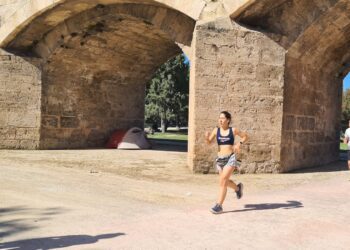 Vivir bajo el puente en Valencia: estanques, ratas y olvido, la triple corona del nuevo urbanismo valenciano