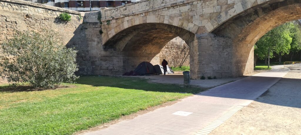 Vivir bajo el puente en Valencia: estanques, ratas y olvido, la triple corona del nuevo urbanismo valenciano 7 vivir bajo el rio indigentes en Valencia 2025 04 27 a las 12.43.20 cd9d66f1 8