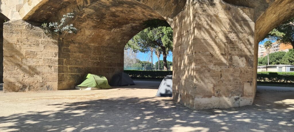 Vivir bajo el puente en Valencia: estanques, ratas y olvido, la triple corona del nuevo urbanismo valenciano 8 vivir bajo el rio indigentes en Valencia 2025 04 27 a las 12.43.20 cd9d66f1 9