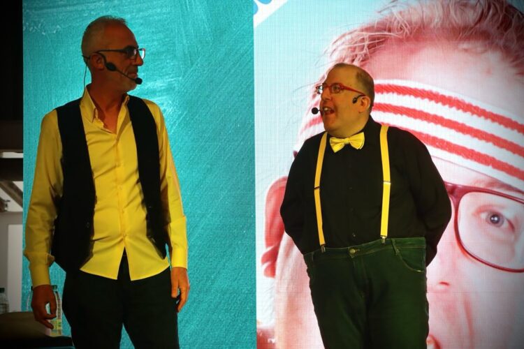 Más de 600 asistentes celebran en Torrent la diversidad, en el show de Josete y Edu Luky, en una noche mágica e inolvidable de humor, emoción e inclusión