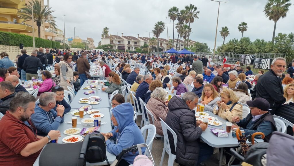 Éxito rotundo del almuerzo popular del 1 de mayo en la playa de Xeraco 5 20250501 095038 Mediana
