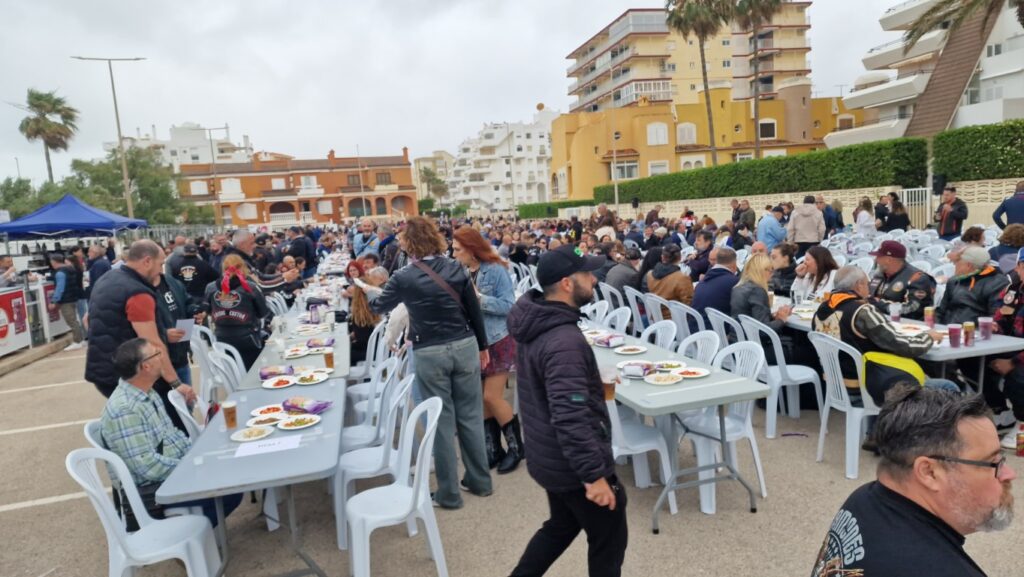 Éxito rotundo del almuerzo popular del 1 de mayo en la playa de Xeraco 7 20250501 100127 Mediana