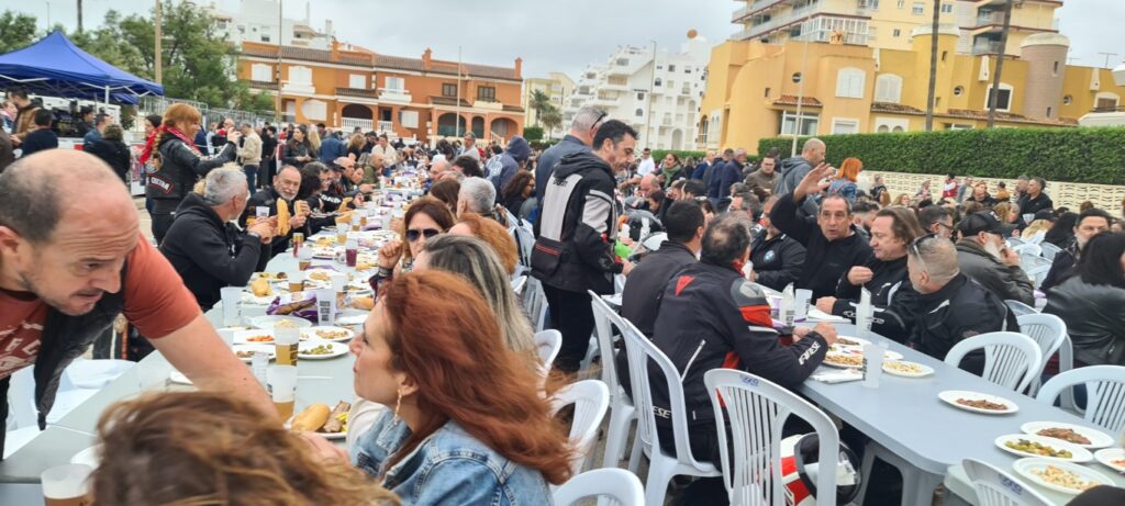 Éxito rotundo del almuerzo popular del 1 de mayo en la playa de Xeraco 11 20250501 102706 Mediana