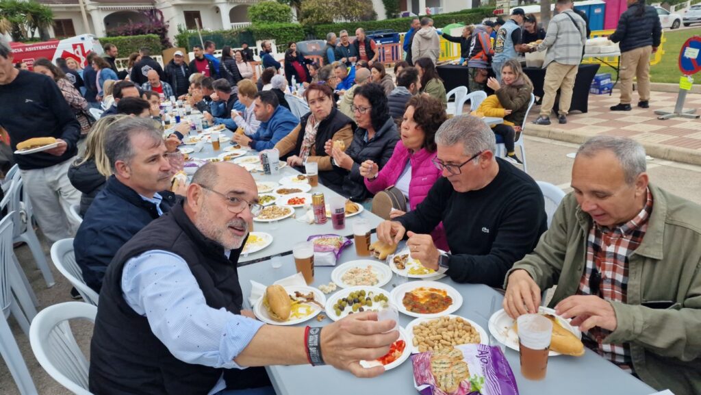 Éxito rotundo del almuerzo popular del 1 de mayo en la playa de Xeraco 12 20250501 102755 Mediana