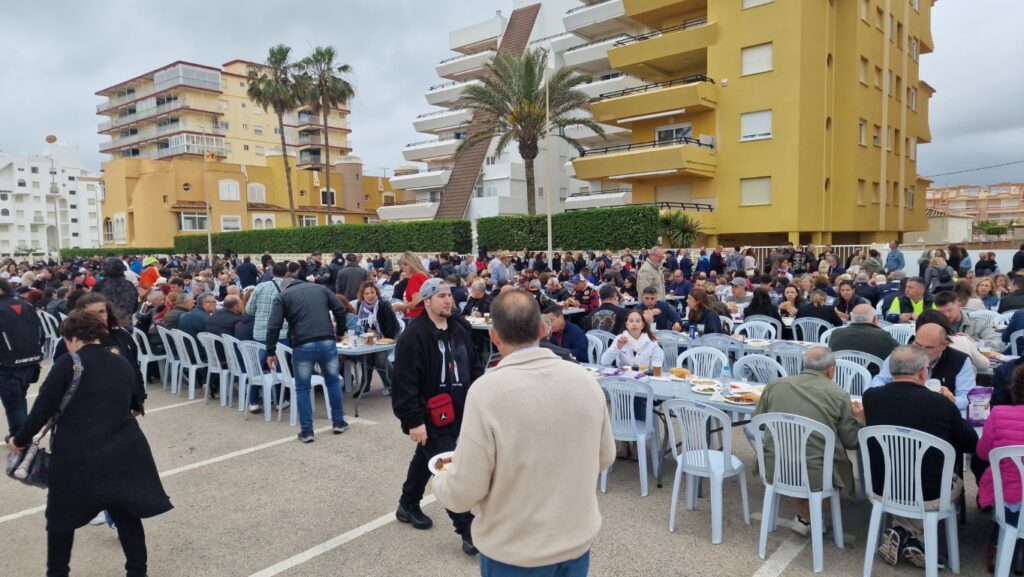 Éxito rotundo del almuerzo popular del 1 de mayo en la playa de Xeraco 16 20250501 103522 Mediana