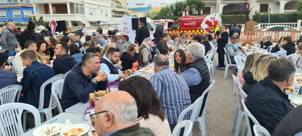 Éxito rotundo del almuerzo popular del 1 de mayo en la playa de Xeraco 21 20250501 105700 Mediana