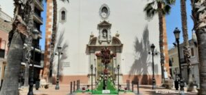 Els Amics de les Creus de Maig colocan la tradicional Creu de Maig de flor en Manises 2 20250501 141112 1