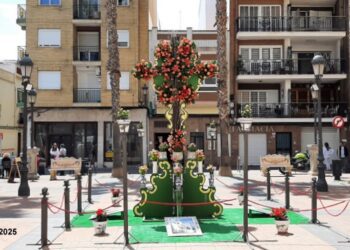 Els Amics de les Creus de Maig colocan la tradicional Creu de Maig de flor en Manises