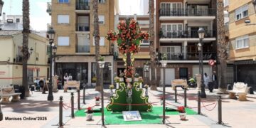 Els Amics de les Creus de Maig colocan la tradicional Creu de Maig de flor en Manises